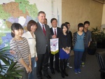 Mayor of Dallas Mike Rawlings welcomes principal and students from China March 2012